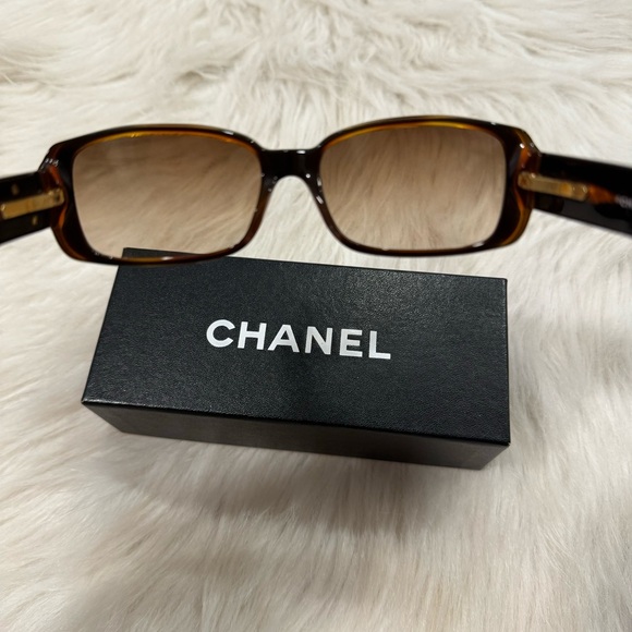 Chanel sunglasses with box and case - Picture 7 of 8